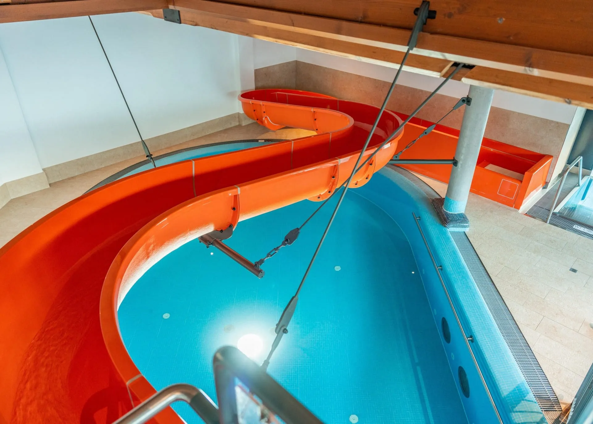 Detailansicht der Wasserrutsche im Hallenschwimmbad von oben