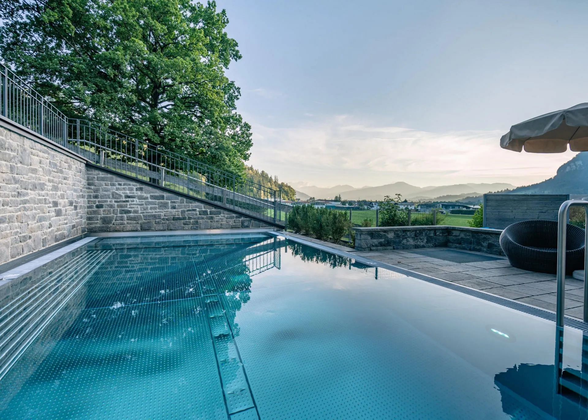 Außenpool vom Hotel Babymio mit Blick auf die umliegende Landschaft der
