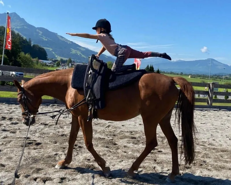 junges Mädchen reitet auf Pferd bei der Reitanlage Oberhabachhof neben dem