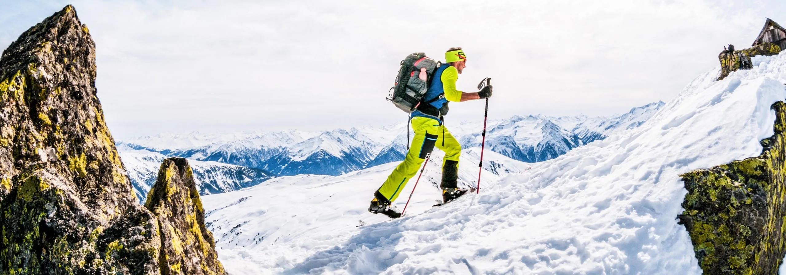 Skibergsteiger/Skitourengeher in den schneebedeckten Tiroler Alpen
